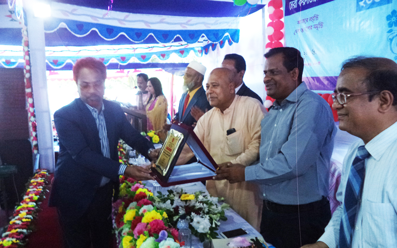 আলহাজ্ব এরফান আলীর সেরা ও সর্বোচ্চ করদাতা সম্মাননা গ্রহণ। 